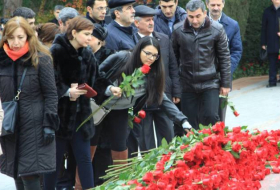 Das Aserbaidschanische Volk ehrt das Andenken von Nationalleader Haydar Aliyev- FOTOS 